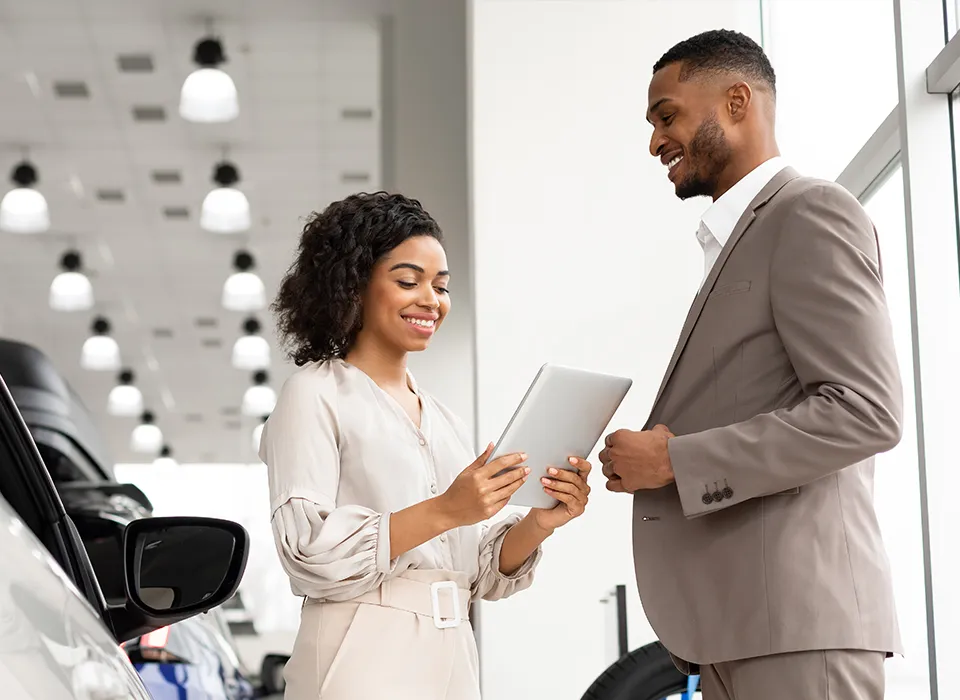 Vendedor com cliente feliz que apresenta proposta comercial