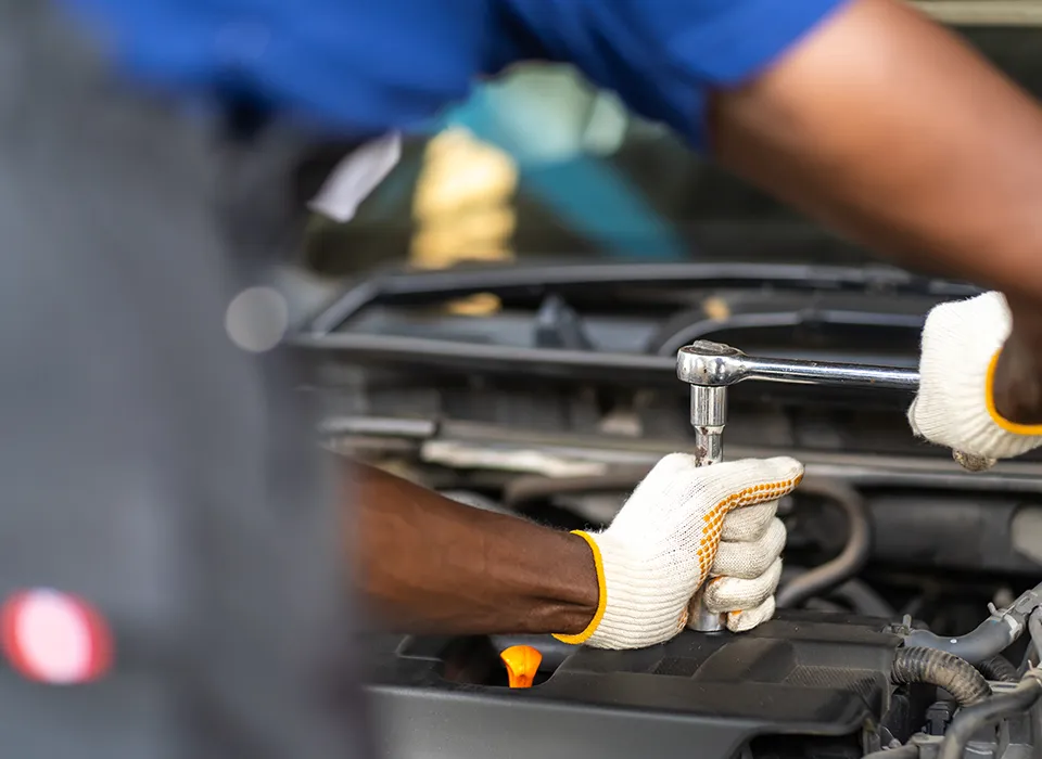 Staff member a reparar um carro