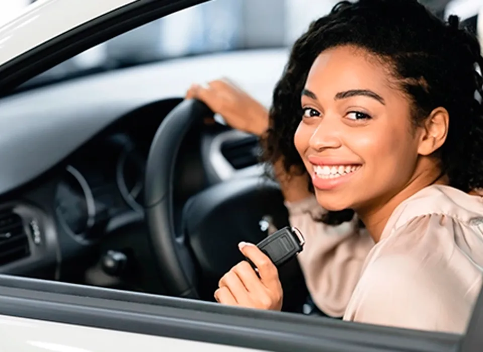 Cliente sorridente dentro de um carro