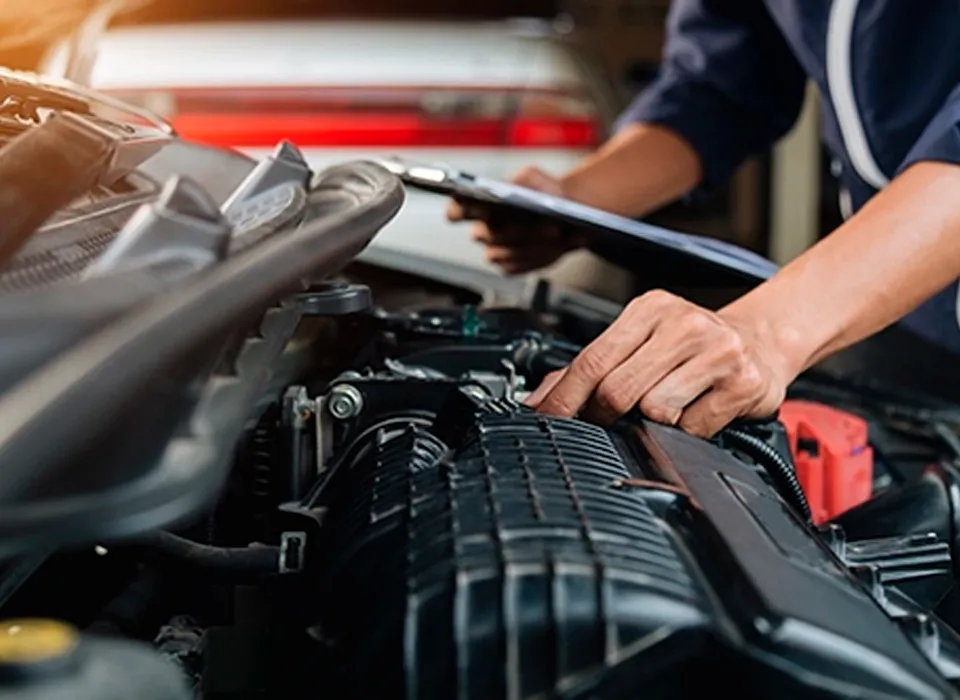 Staff member trabalhando em reparar o carro