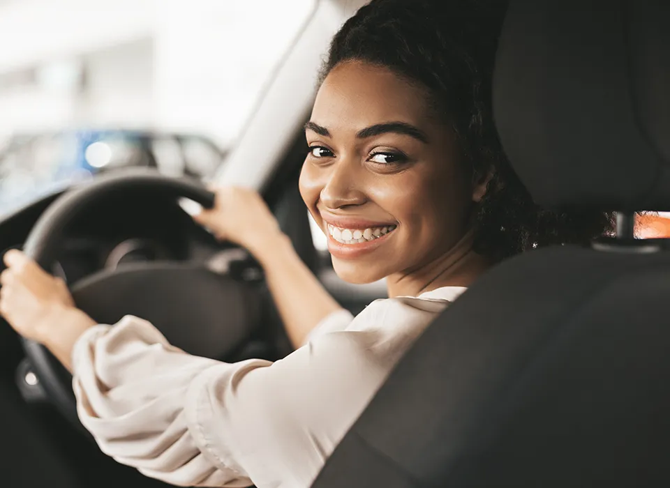 Cliente sorridente dentro do carro